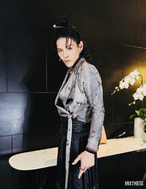 向佐出席活动身穿马面裙,再次惊艳众人