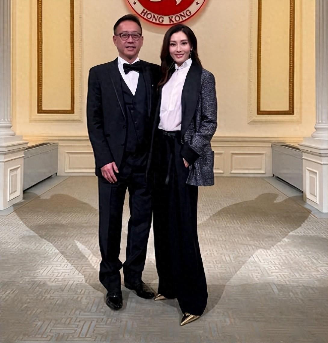 53岁李嘉欣和61岁许晋亨在香港过年,夫妻穿着时尚又显贵气