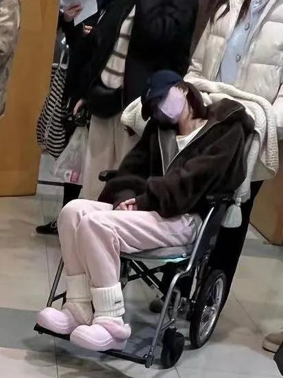 爆料称赵露思14号吸氧拍戏、18号坐轮椅出工，身体严重透支