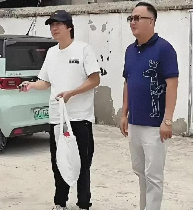 56岁解晓东罕见现身养老院,昔日巨星如今穿着邋遢,手提布袋落差大