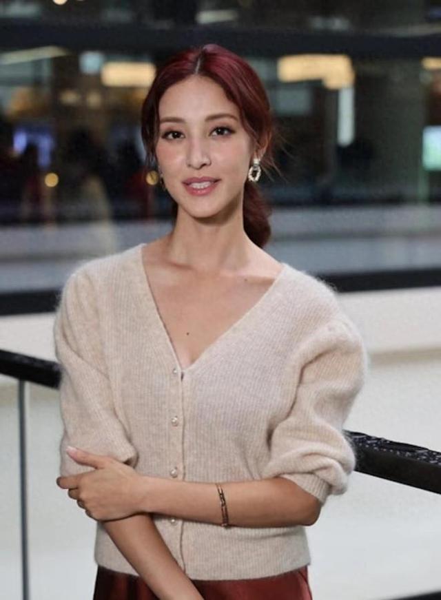 港剧男黄智贤57岁生日！无儿无女认郑嘉颖三子做干儿，全是高颜值