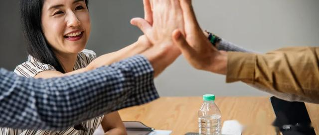 走向管理岗才悟透，聪明的领导：“傻”“闲”“稳”“狠”