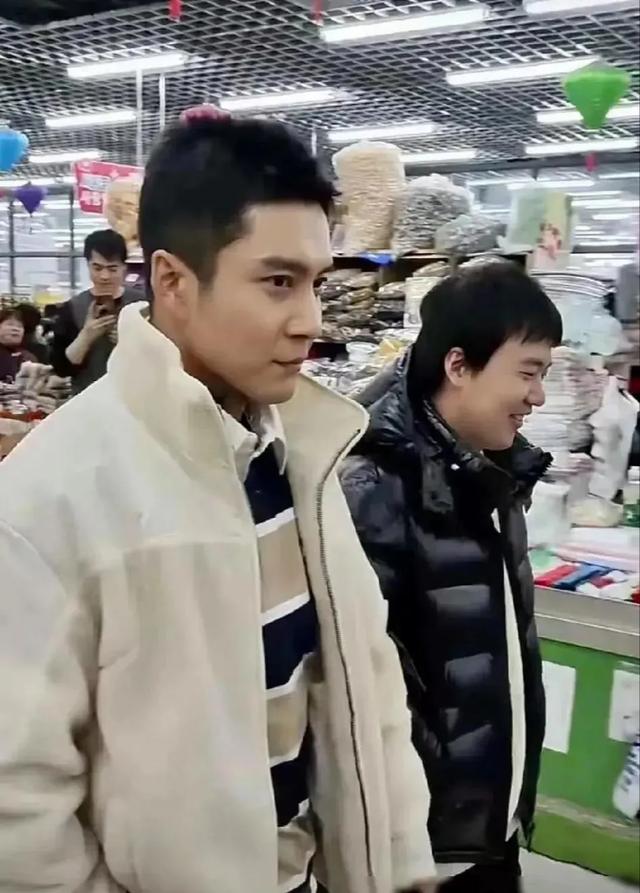 郭麒麟现身市场遭路人围观,本人身材发福体重回升,网友喊话减肥