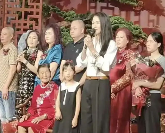 谭维维在外婆90岁生日宴上献唱，穿长袖却露出部分花臂，有点吓人