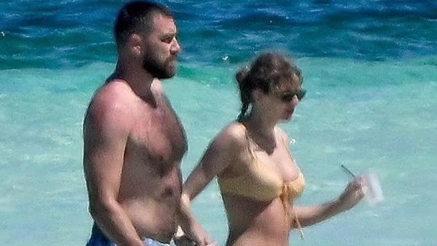 34岁霉霉和球星男友海岛度假，甜得难舍难分，却令歌迷想起了抖森