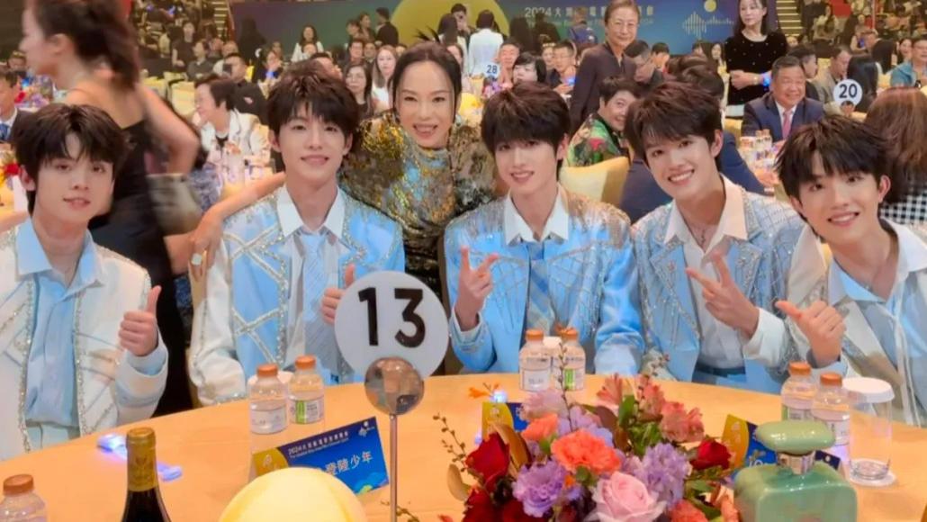 TFBOYS师弟亮相大湾区晚会，舞台表现拉胯，颜值也不尽如人意