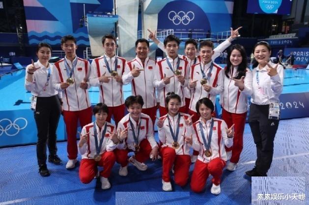 郭晶晶为志愿者合影签名,字迹漂亮可爱,在巴黎街头和网友聊天