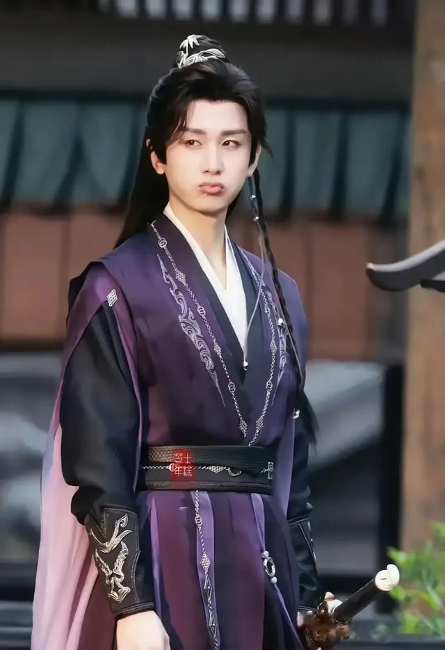 李宏毅直播回应网友出图丑:我26奔三了;成毅:你小子在这点我?