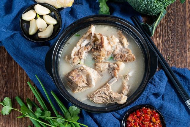 煲肉汤出现的浮沫是什么?精华还是脏东西?要不要撇掉?