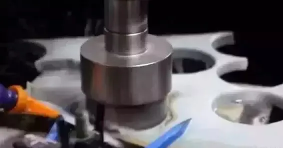 翡翠原石上，为什么总是要画着一些大大小小的圆圈？