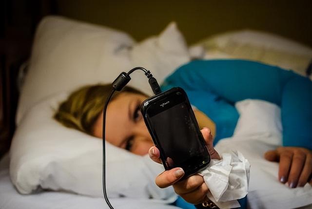总喜欢在睡前关灯玩手机的人，要不了多久，就会“落下”5个毛病