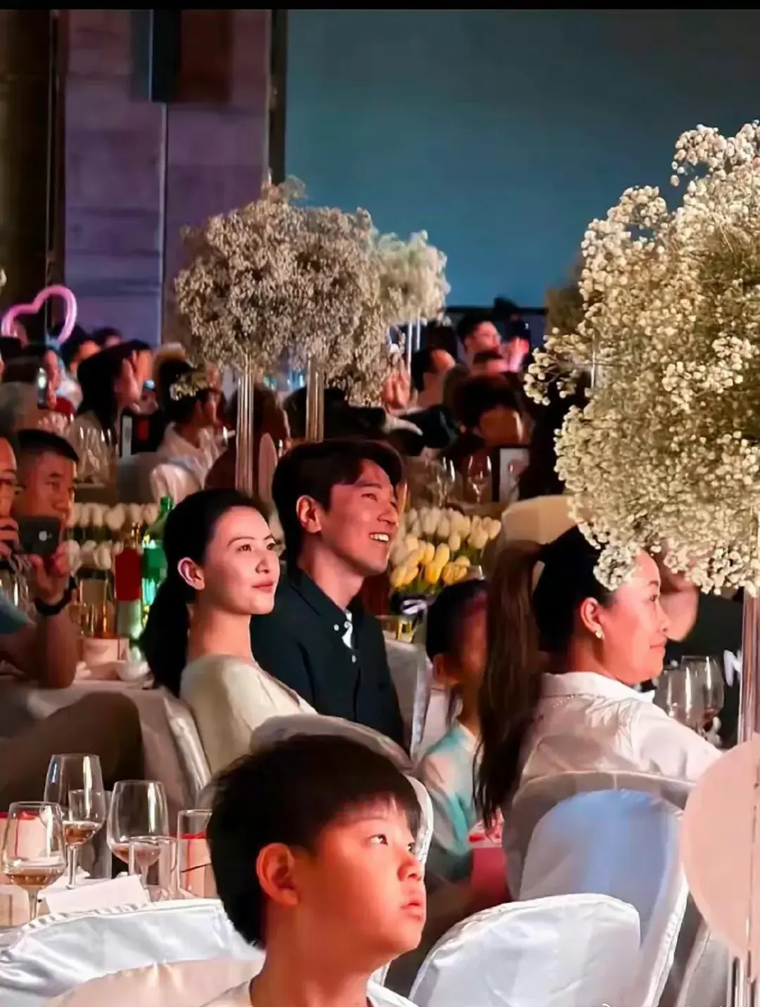 赵又廷高圆圆现身好友婚礼，婚礼现场高圆圆温情致辞，祝福好友