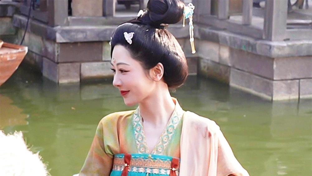 杨紫唐装惊艳再次成全国热搜，网友“大变活人，一紫更比一紫强”