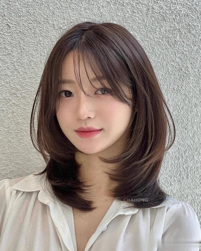 微扣锁骨发型:时尚与气质的完美融合