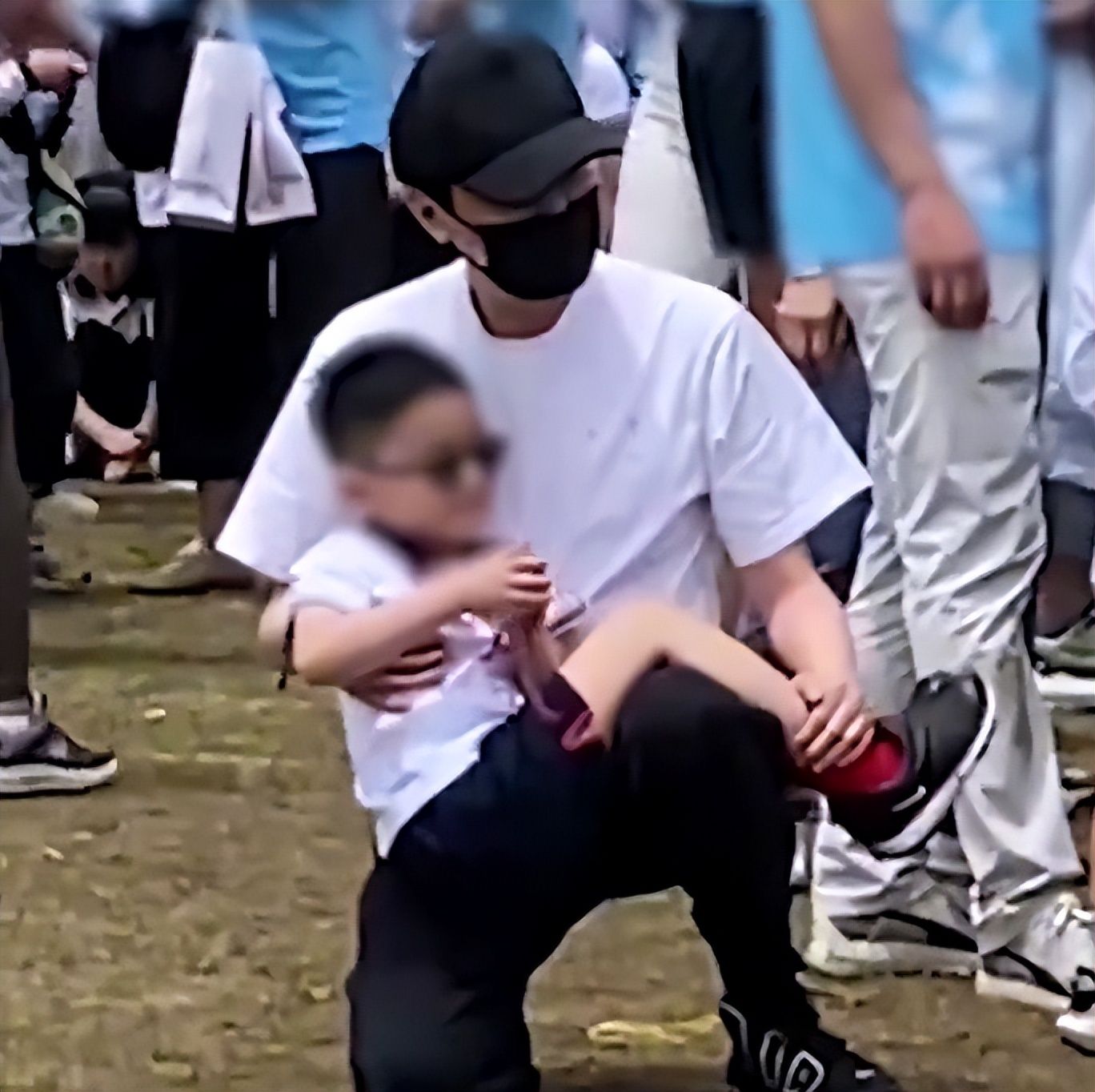 赵丽颖带儿子露营吃大餐！拍儿子背影好甜，想想背百元包包太朴素