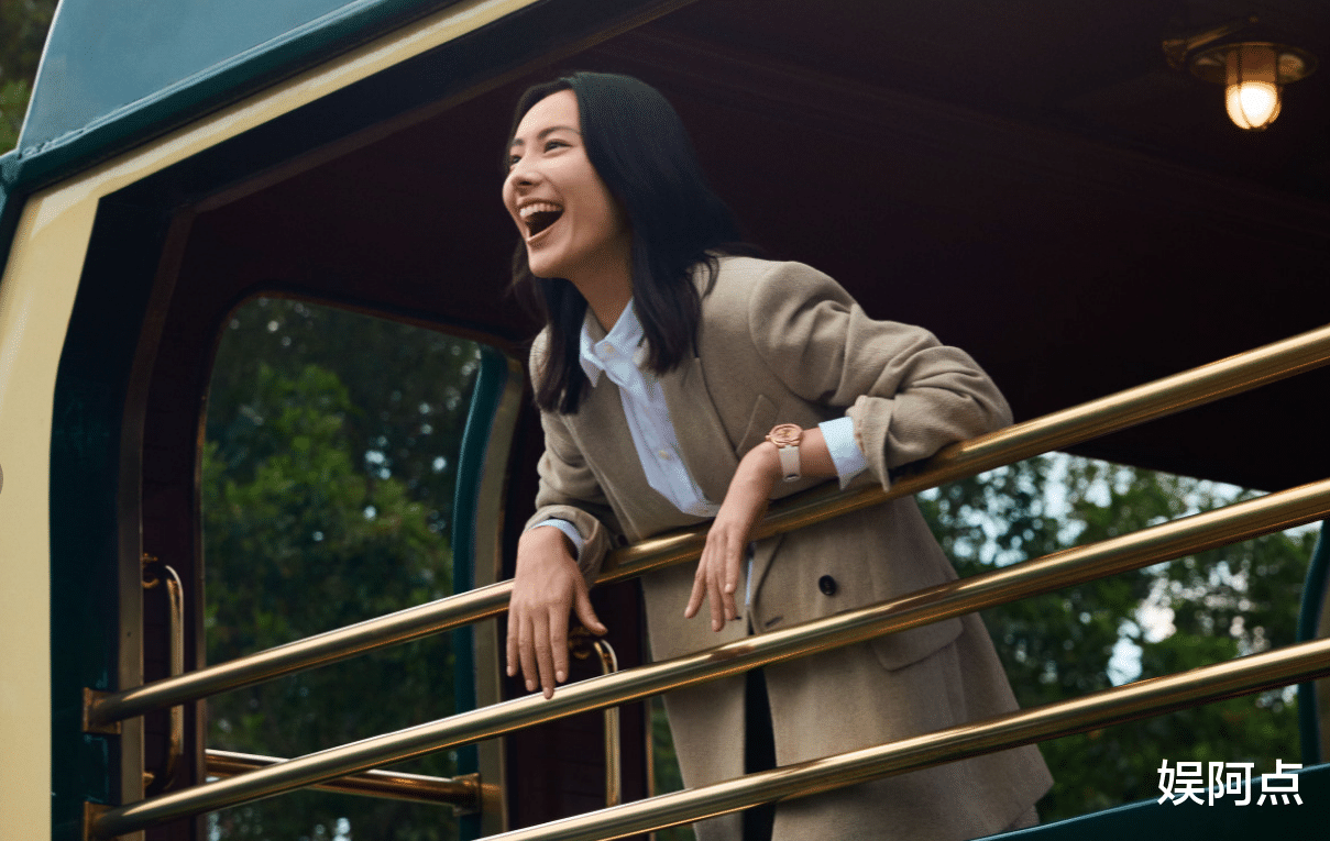 梁洛施晒和好友庆生照，35岁素颜显气质！14岁李长治能分百亿身家