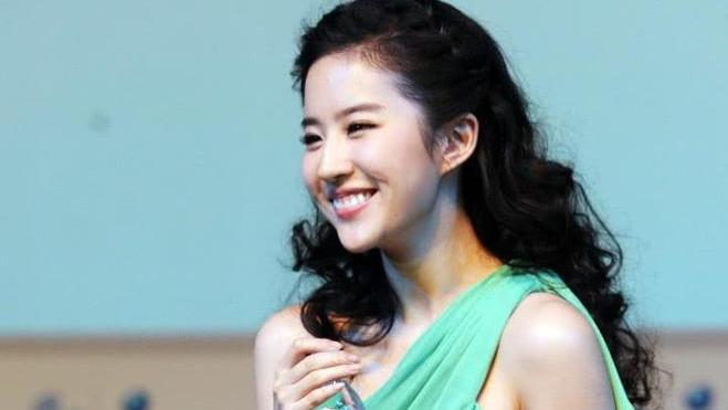 有种胖叫刘亦菲的肚子，露出白花花肥肉，女生讨厌却成男生最爱