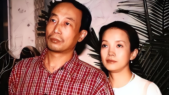 吕丽萍前夫病逝,与三婚丈夫远居美国捡垃圾,今因不当言论引争议