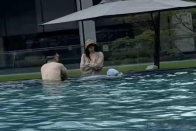 张馨予5岁女儿首次曝光,何捷亲自教闺女游泳,一家三口幸福爆棚