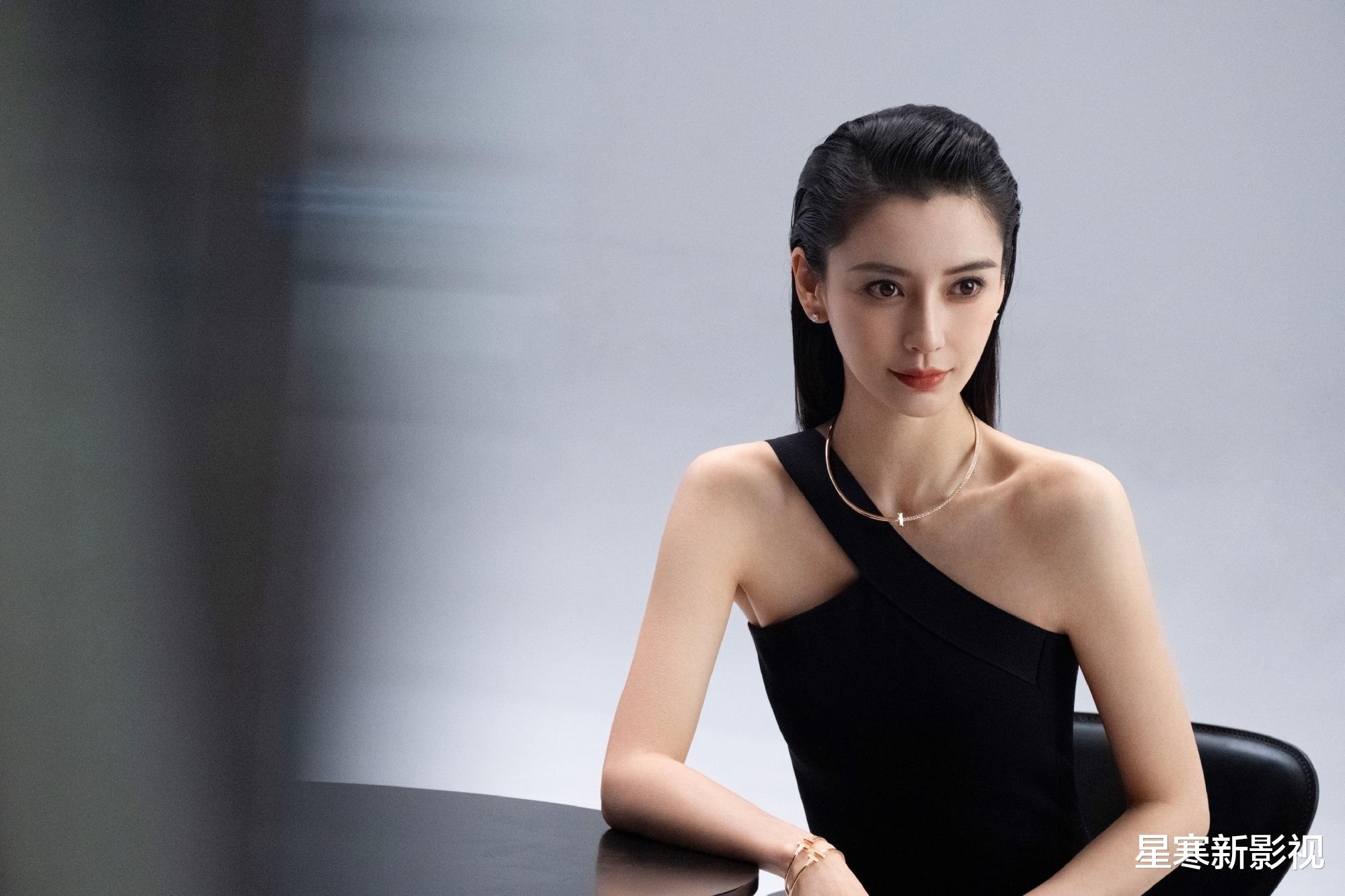 杨颖现身卡塔尔看赛车，黄发绿裙美得很显眼，一身穿搭价值不菲！