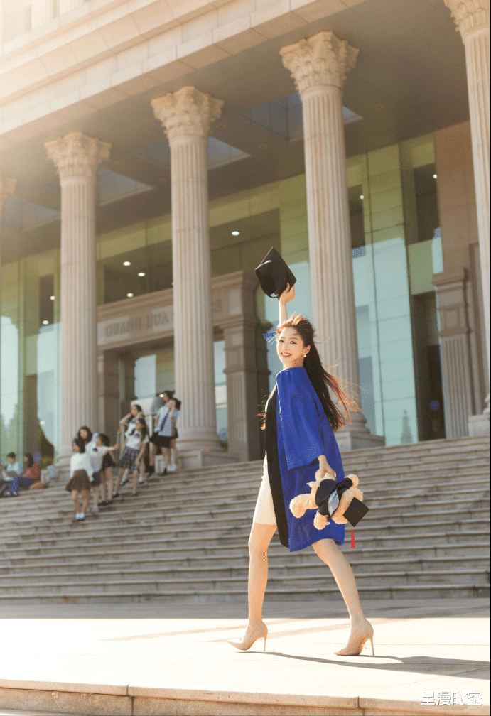 冯琳复旦毕业！穿杏色缎面裙，戴珍珠耳钉，优雅到骨子里