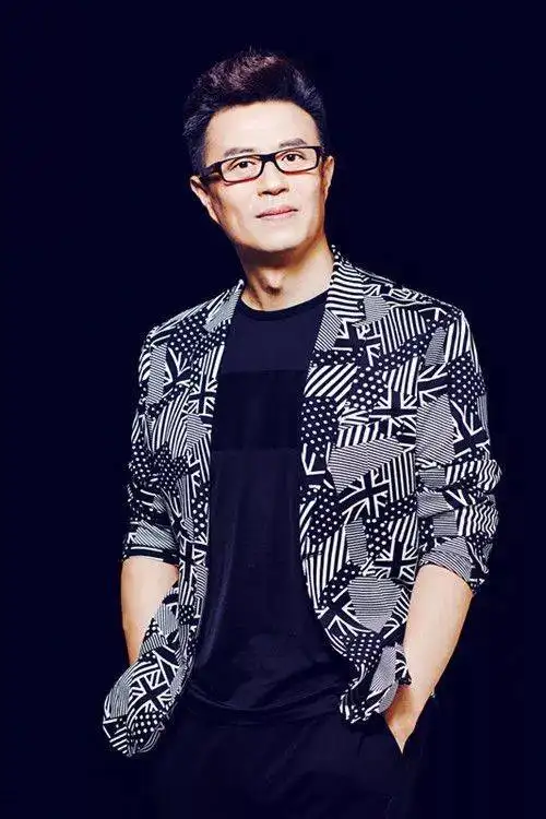 白燕升：曾是央视主持人，妻子结婚后不幸瘫痪，现如今儿女双全