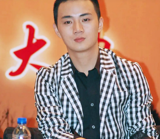 红得快，凉得快的4位明星，以前是男神女神，如今“无人问津”