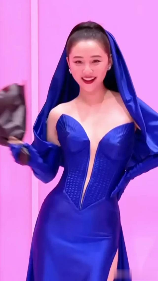 32岁吴倩亮相尖叫之夜，身穿深V高开叉蓝裙自信张扬， 笑容好治愈