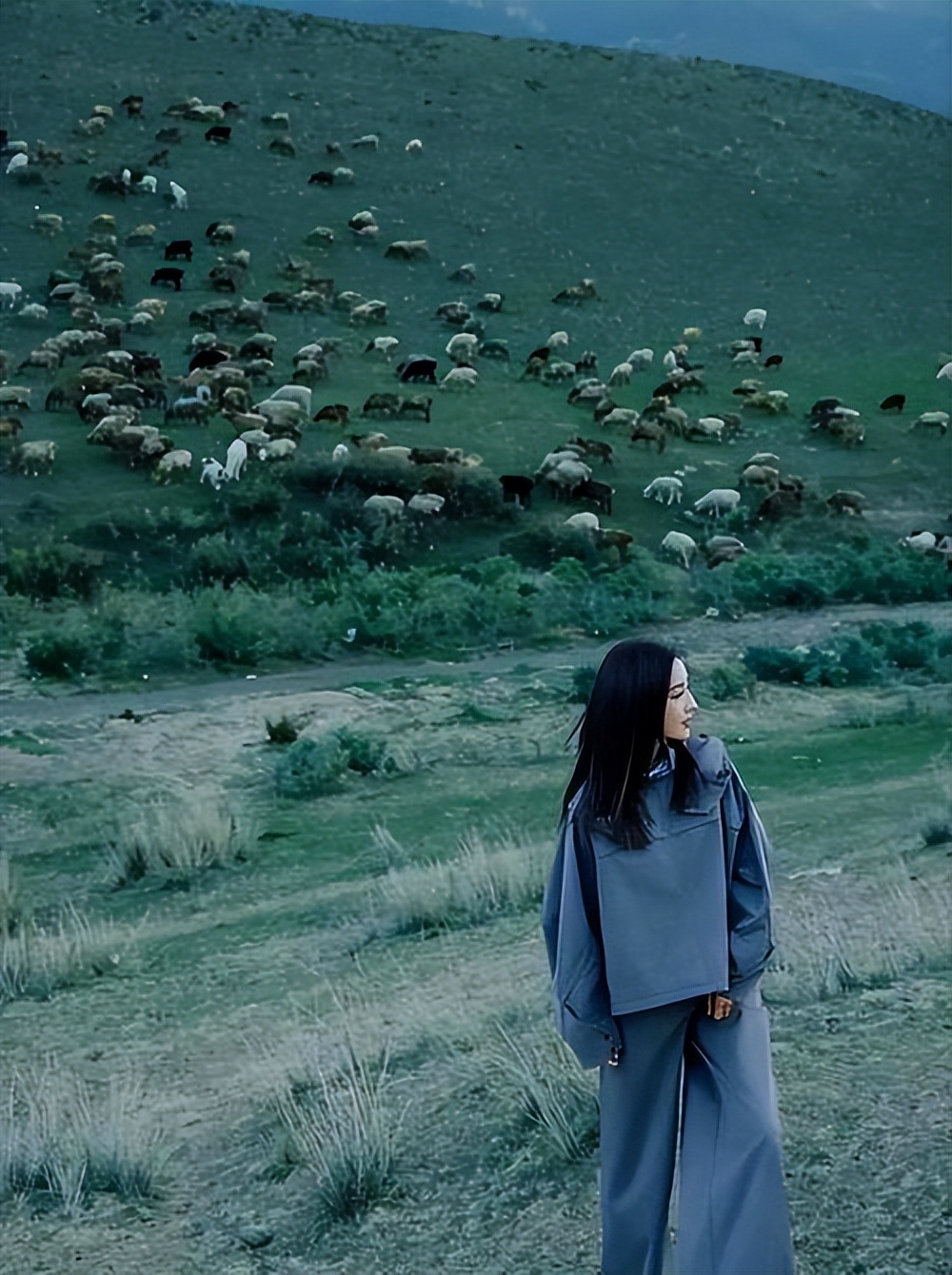 佟丽娅回新疆故乡：休闲套装难掩喜悦，开心得像孩子要飞起来