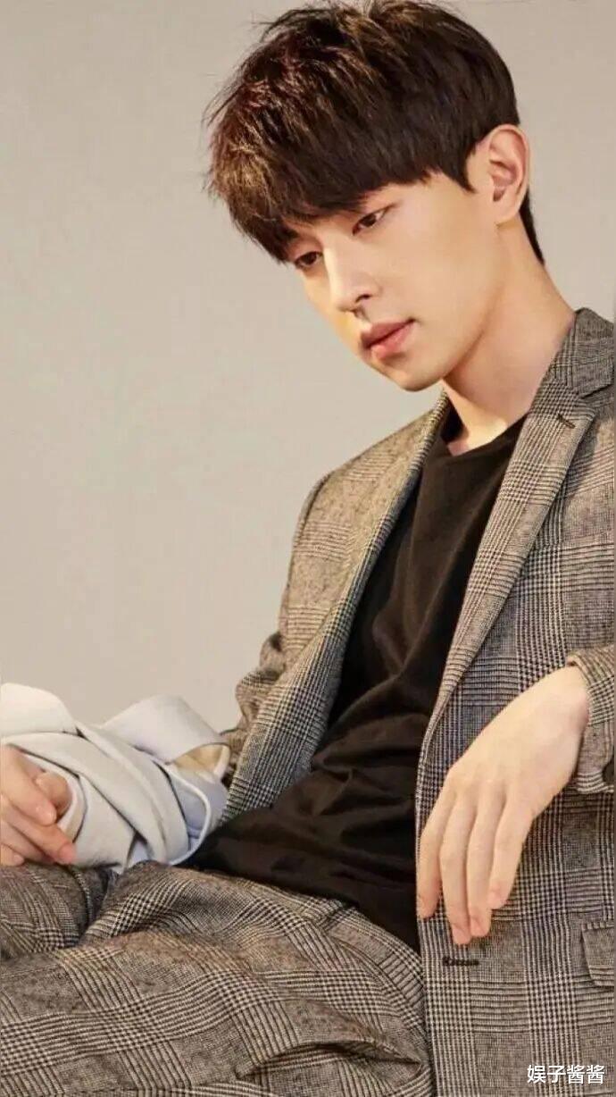 邓伦情史大起底:从顶流陨落到豪门准女婿,隐婚生女疑云背后真相几何?