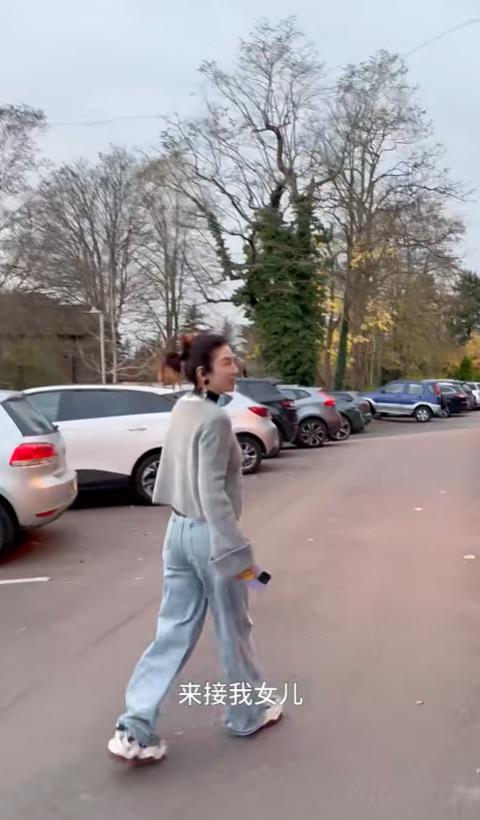 黄奕现身英国陪女儿，一见面黄芊玲鼻子就酸了！妈妈又搂又亲安慰