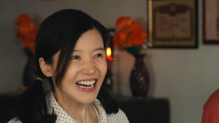 女演员“强行扮嫩”的风又刮到年代剧里，一脸褶子扎双马尾真尬