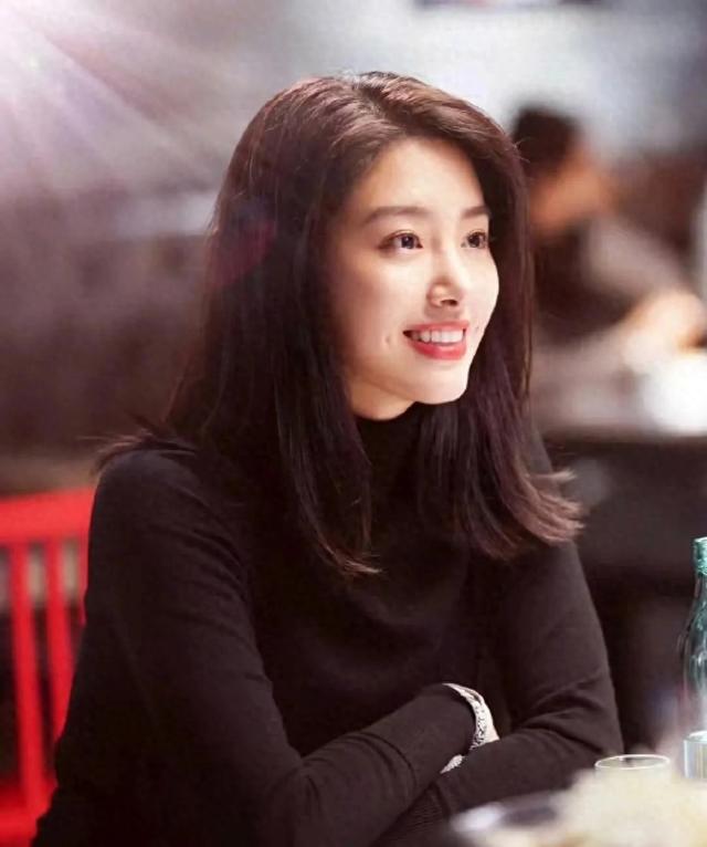 杨采钰的笑容洋溢着自信与魅力，仿佛具有魔力。