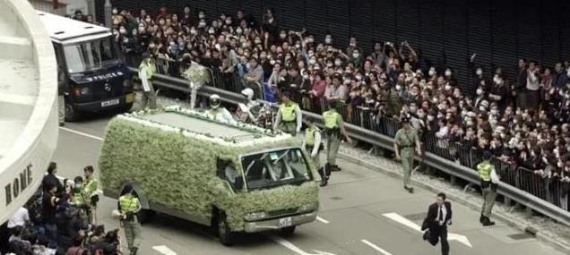 上万人送葬、水晶棺材、电视台全程直播,这些明星葬礼真的至于吗