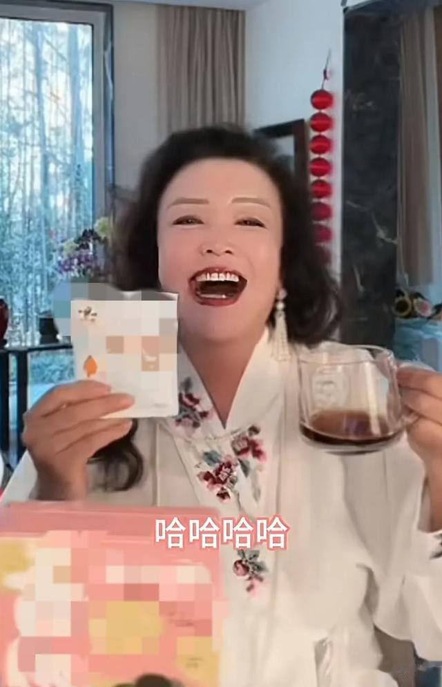 张兰笑死！大S又来送流量！穿前夫买的衣服，牵光头的手