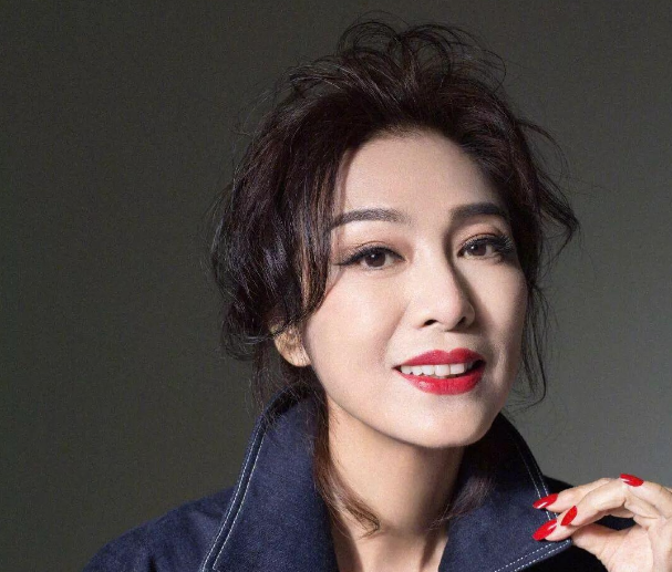 被成龙追了8年，与男友相恋26年未婚未育，67岁沦落到酒楼卖唱？