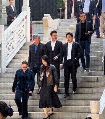 霍家现身南沙,郭晶晶走在霍震霆身后,霍启刚和霍启山让出C位