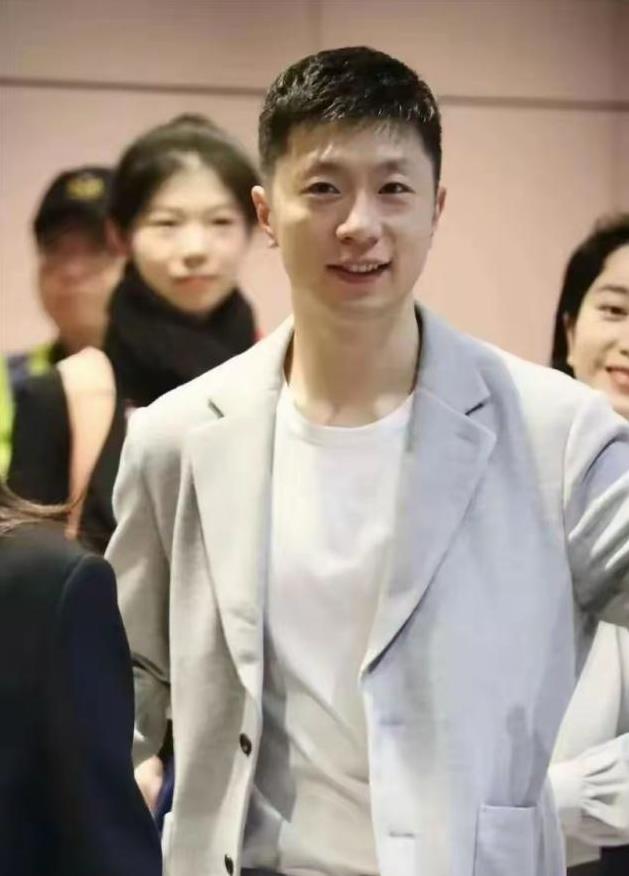 马龙访台第6天:专送拿红旗的人礼物,被吐槽衣服多,又抢了镜头