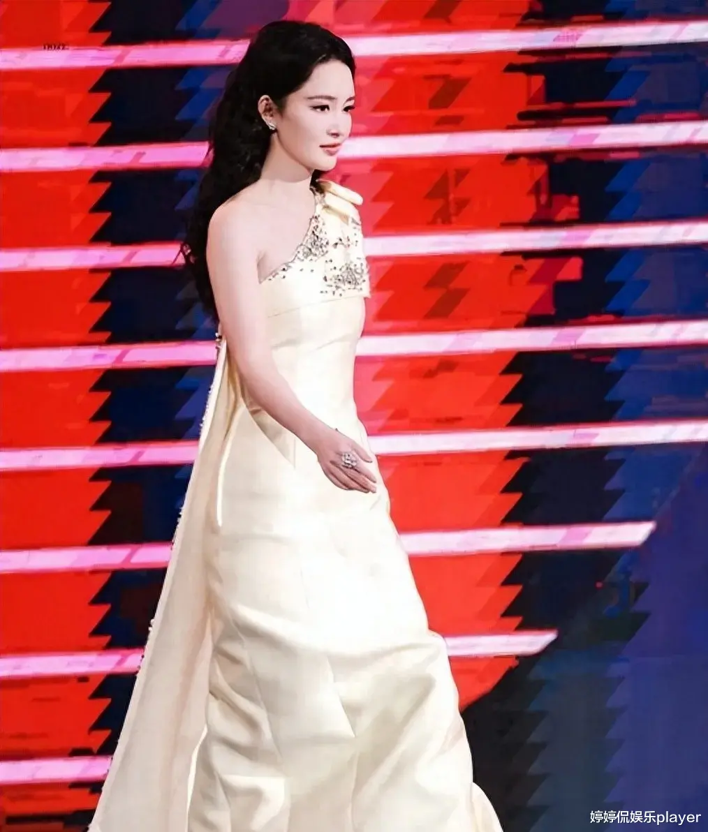 34岁李沁胖了反而更美了！穿黄色长裙气质感爆棚，优雅得像换了个人