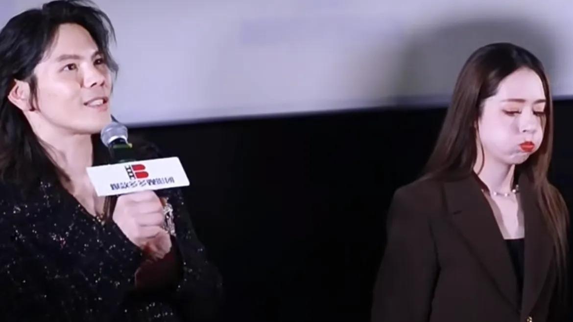 向佐回应全家自己最不红，一旁郭碧婷表情充满嘲讽，似王菲离婚前状态