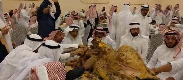 14年,备受迪拜“干爹”宠爱的混血小女孩长大了,富婆梦是假象!