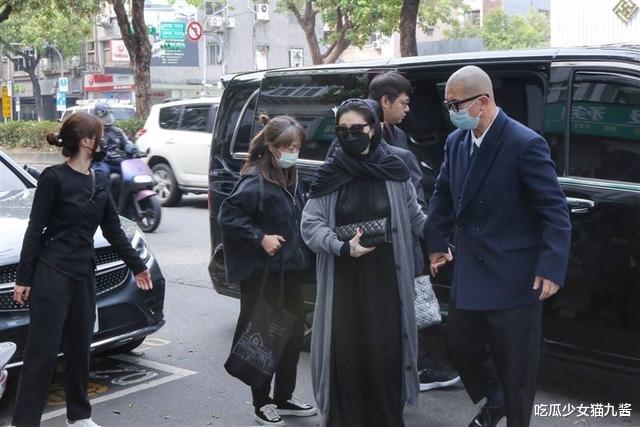 大S戴围巾疑为遮白发，一向爱美却不染发，网友表示：这是哺乳期不能染发！