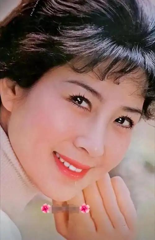 她曾是“上影一枝花”，出身显赫却低调与丈夫恩爱一生，风采依旧