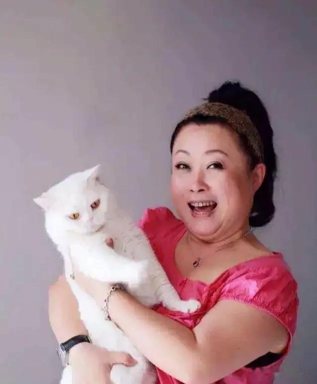 张海燕:专注“网恋”,老牛吃嫩草,抱小28岁“高富帅”丈夫