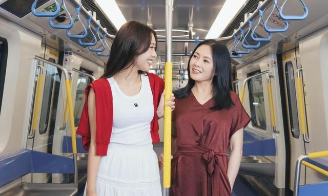 李丽珍27岁的女儿正式进军娱乐圈,母亲铺路搵真银,曾多次拒入行