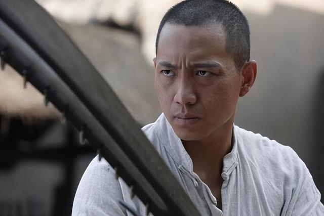 33岁成名,35岁因拍戏坠马瘫痪,怀孕女友不离不弃,遗憾未办婚礼