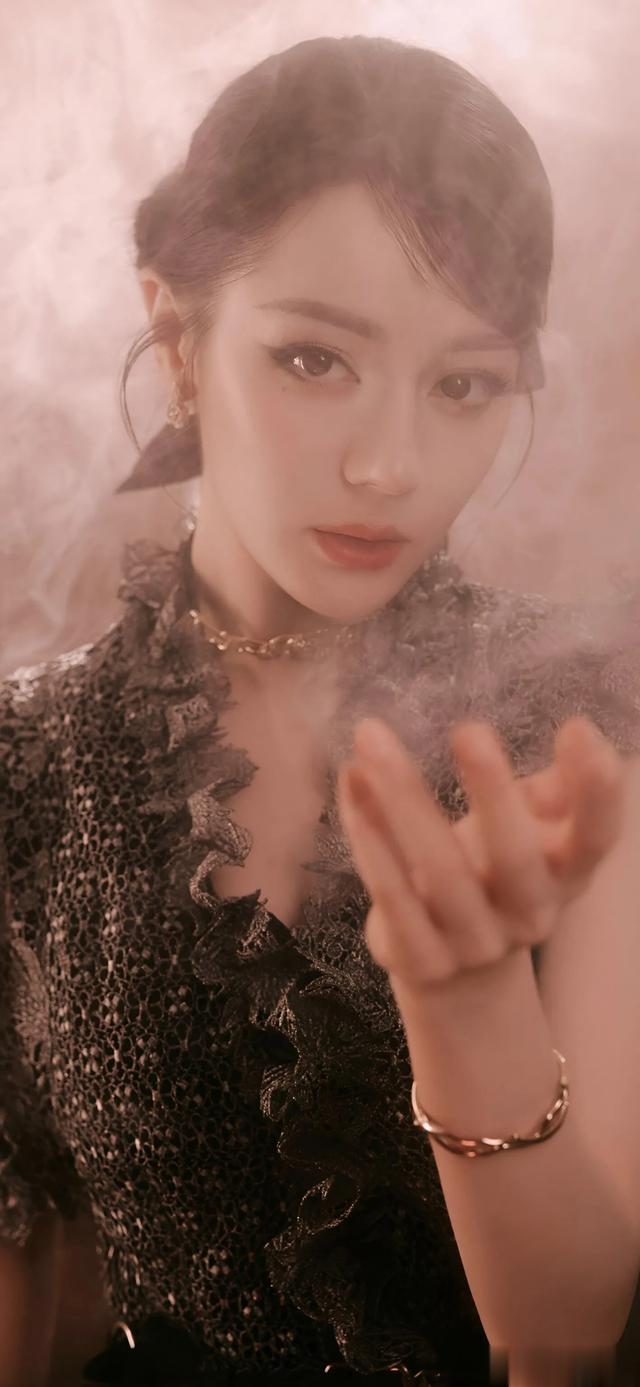 难得一见!迪丽热巴成熟知性美照!