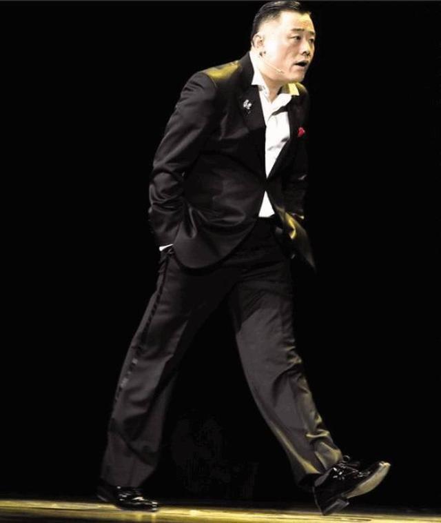 3次婚姻2次入狱，今逃窜美国！拄拐的周立波，被“封杀”一点不冤