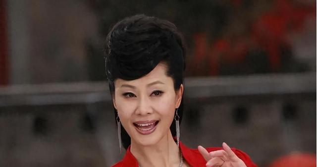 57岁于文华现状:住农村简陋房裙子拖地喂土狗,曾遭前夫背叛