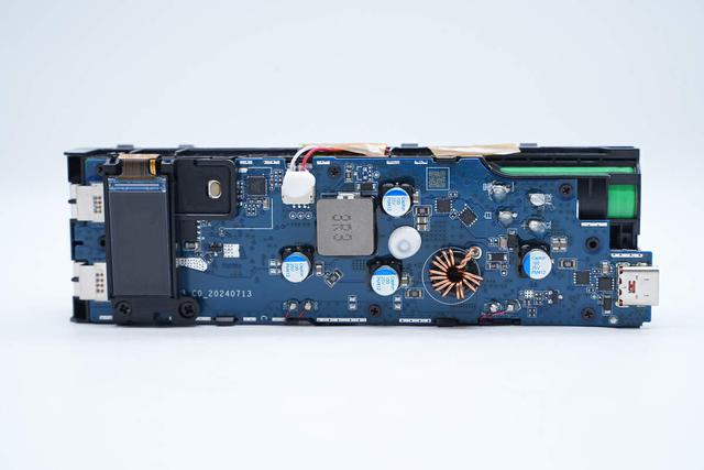 支持65W PD快充和120W小米快充，小米165W自帶線充電寶拆解